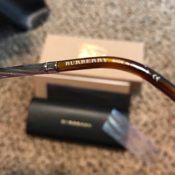 😎 Brand New Burberry Sunglasses ☀️ - Picture 5 of 7